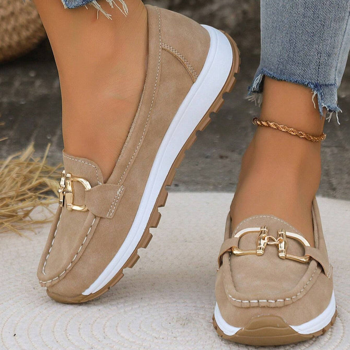 "ELLIE | Mocassins à Boucle Plate" could be rewritten as "ELLIE | Mocassins avec Boucle Plate".