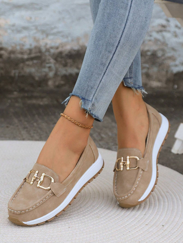 "ELLIE | Mocassins à Boucle Plate" could be rewritten as "ELLIE | Mocassins avec Boucle Plate".