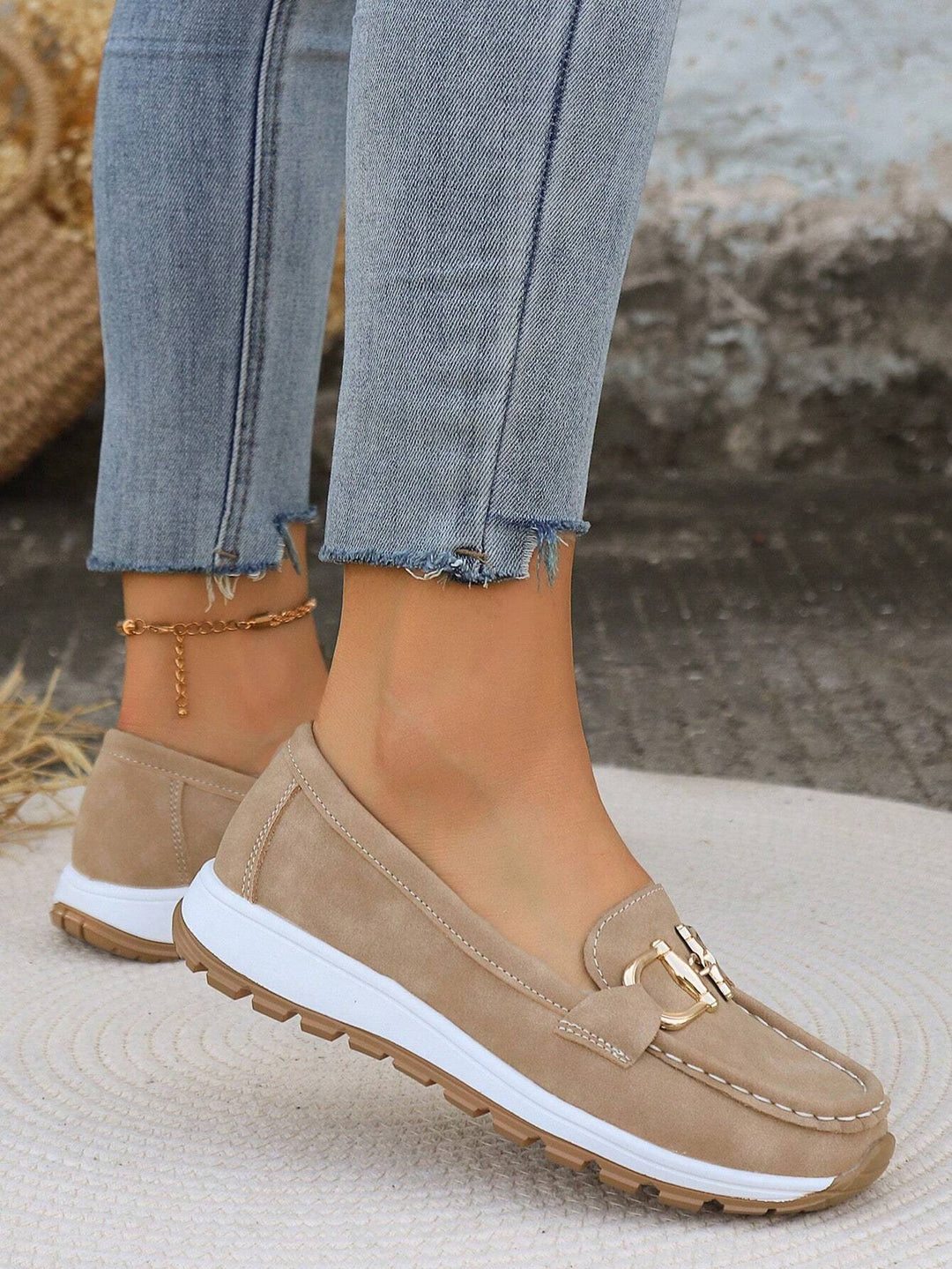 "ELLIE | Mocassins à Boucle Plate" could be rewritten as "ELLIE | Mocassins avec Boucle Plate".