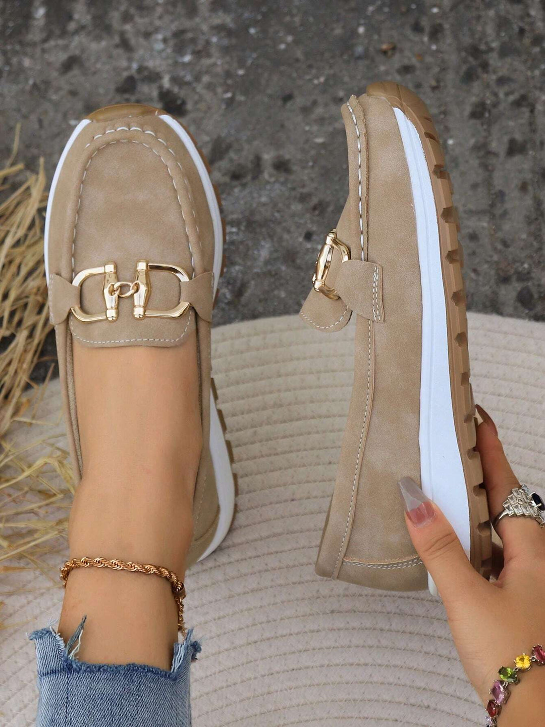 "ELLIE | Mocassins à Boucle Plate" could be rewritten as "ELLIE | Mocassins avec Boucle Plate".