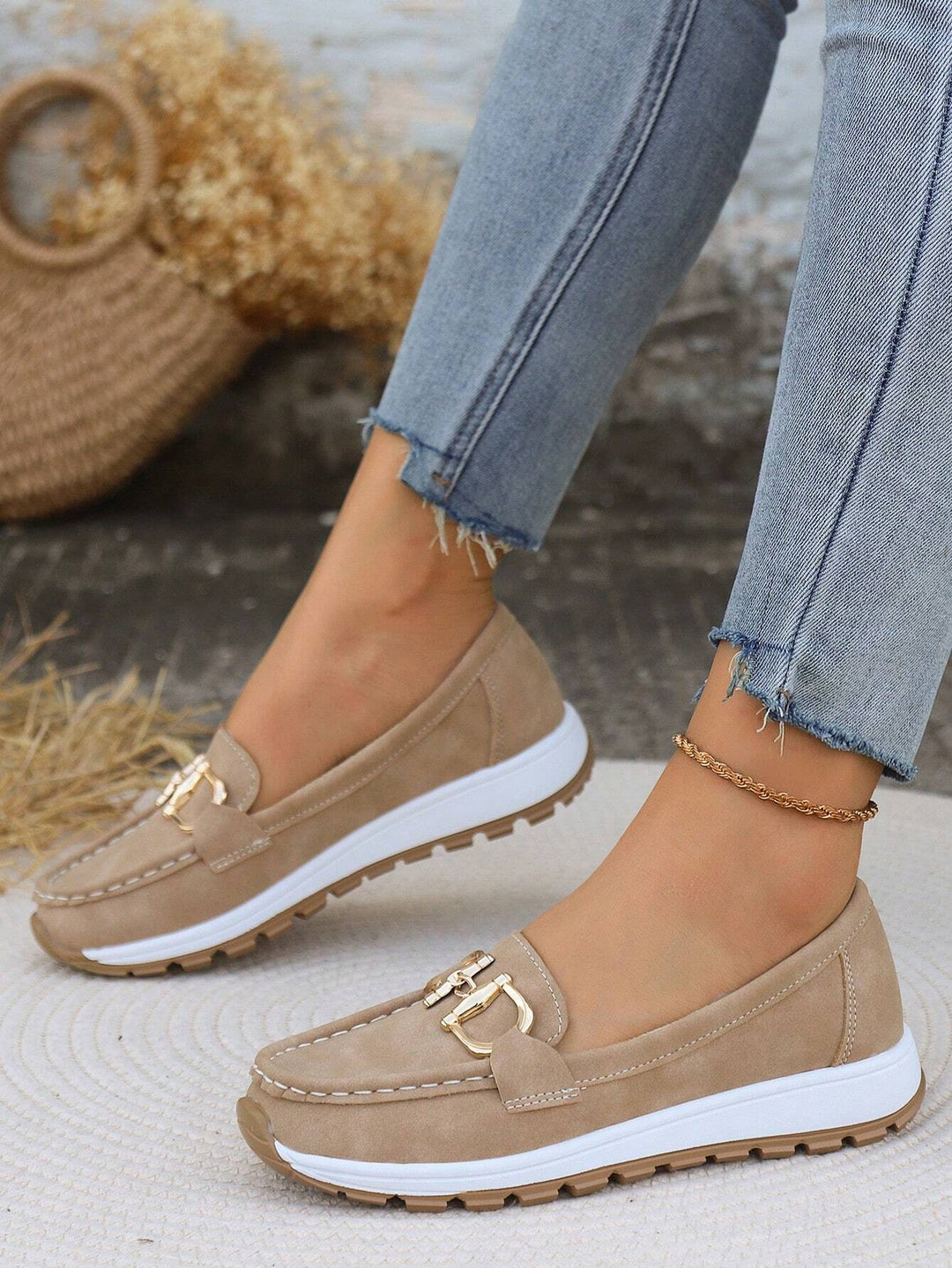 "ELLIE | Mocassins à Boucle Plate" could be rewritten as "ELLIE | Mocassins avec Boucle Plate".