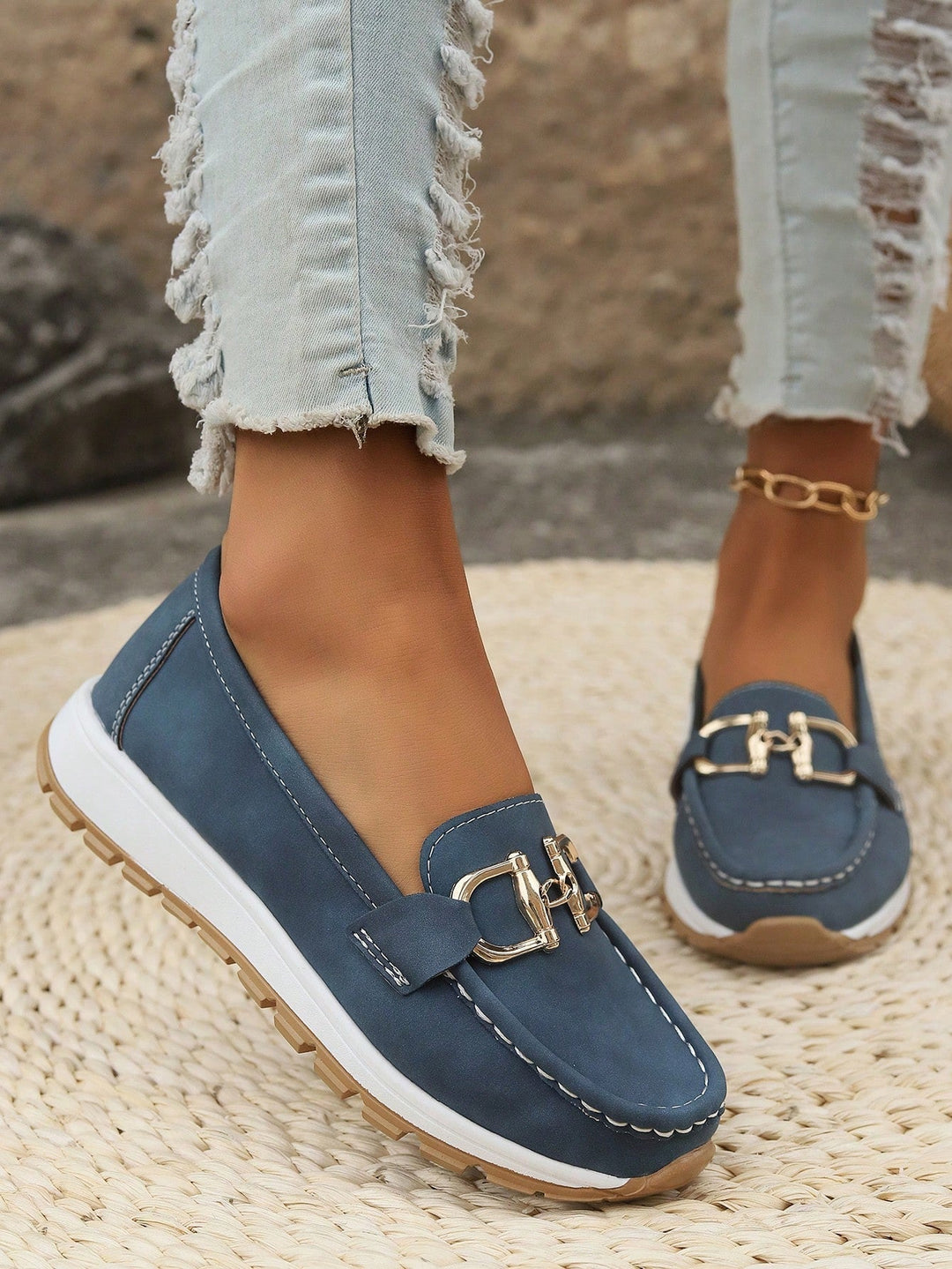 "ELLIE | Mocassins à Boucle Plate" could be rewritten as "ELLIE | Mocassins avec Boucle Plate".
