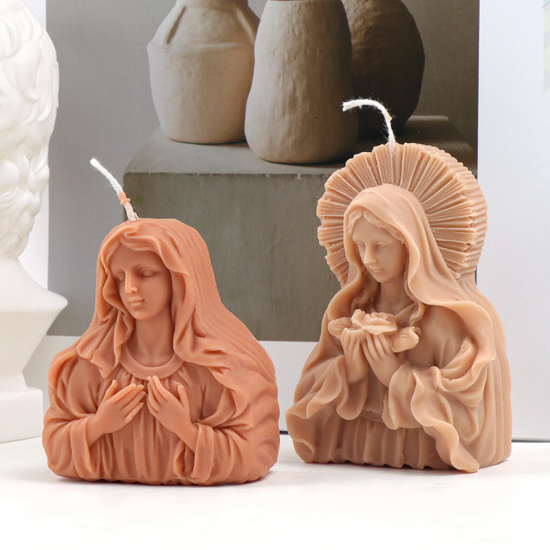 La Vierge Marie tient une fleur